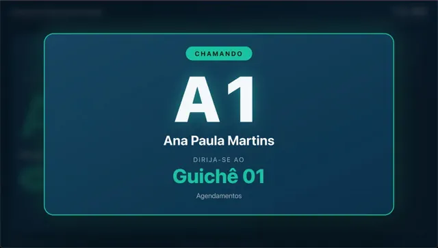 Painel de TV chamando a senha A1, com o nome da paciente e Guichê 01